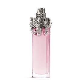 Pinker Mugler Womanity Parfumflakon mit silberner, skulpturaler Kappe auf hellgrauem Hintergrund