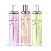 Packshot des Starlicious Yummy Swirl Layering-Bundle mit Berry Licorice, Pineapple Musk und Pistachio Praline: Glasflakons mit eingravierter Sternschnuppe, deren Facetten unter einer eleganten silberfarbenen Kappe strahlen.